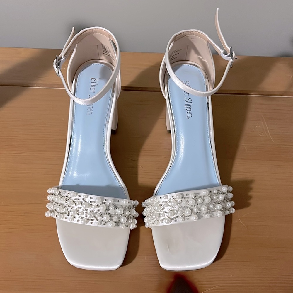 New Silver Slipper ivory satin block heels size 7W